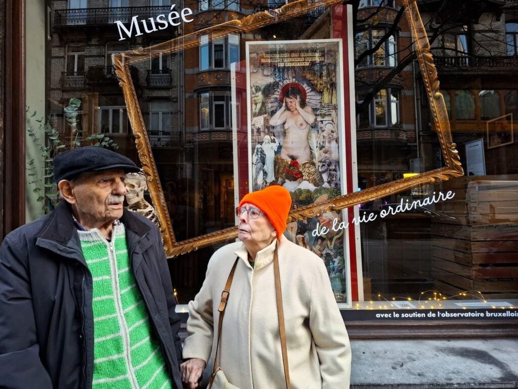 Marcelle et Jean devant le Musée de la vie ordinaire